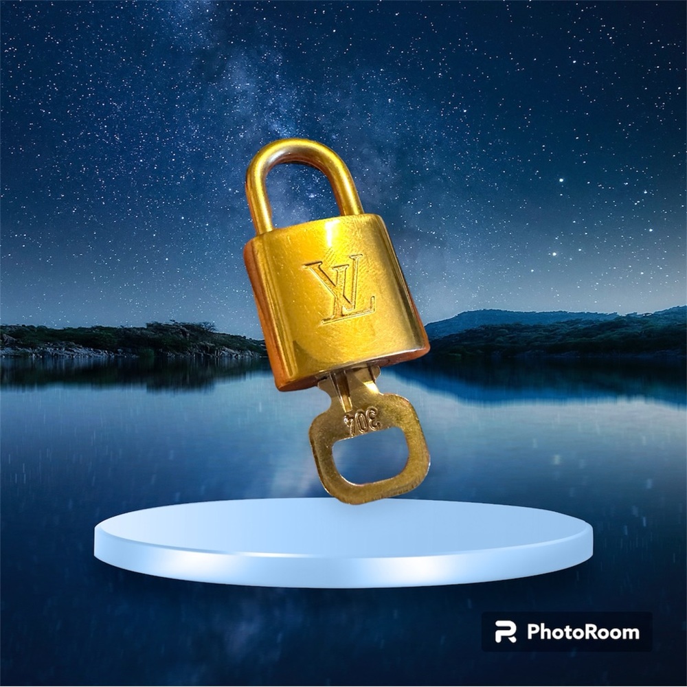 Louis Vuitton 304 lock and key Paris
